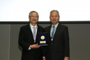 図1 Gold Medal受賞を授与する西村恭昌理事長（右）と受賞した山田章吾先生（左）